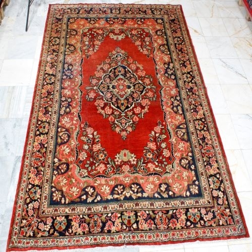 خرید آنلاین، فرش دستباف محل اراک طرح لچک و ترنج سایز قالي رنگ زمینه لاكي رنگ حاشیه سرمه اي کد ۳۹۷۵۲ | هنرظریف