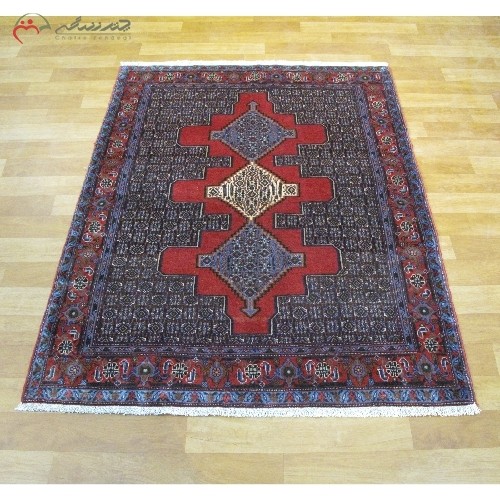 خرید آنلاین، قالیچه ی دستبافت سنندج کد 40117 با نقشه تماشایی و طرح زمینه 3 ترنج، رنگ زمینه و حاشیه لاکی، ثبات رنگ و تراکم بالا، با قیمت عالی | هنرظریف