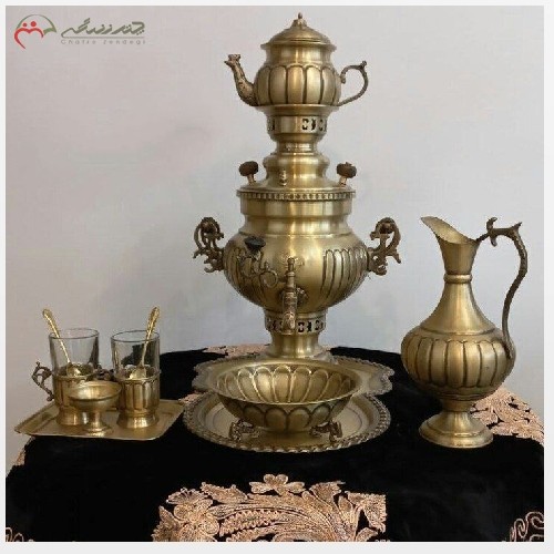 خرید آنلاین،سرویس سماور ذغالی برنجی 3 لیتری همراه با سرویس چای خوری 2 نفره و مهردار روسی در بدنه و درب محصول، با قیمت عالی | هنرظریف