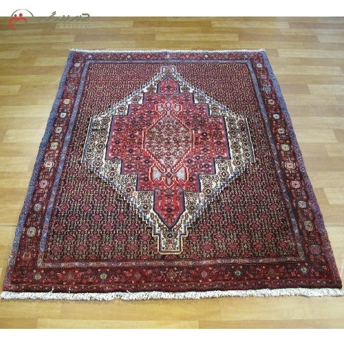 خرید آنلاین، فرش دستبافت سنندج کد 40126 در طرح لچک و ترنج با نقشه تماشایی، رنگ زمینه ی کرمی و حاشیه لاکی، سایز ذرع و نیم با ضمانت، زیر قیمت بازار | هنرظریف
