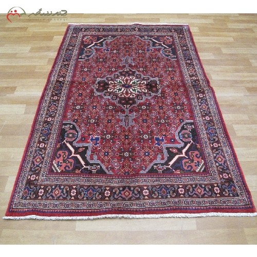خرید آنلاین، قالیچه ی دستبافت بیجار با نقشه شیک ماهی و ترنج کد 40013، رنگ زمینه لاکی و حاشیه سرمه ای، با قیمت مناسب | هنرظریف