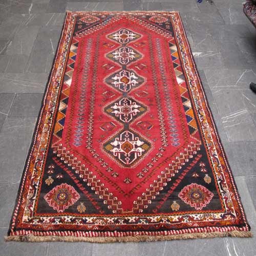خرید و قیمت - فرش دستباف شيراز طرح ۵ ترنج سایز پرده اي رنگ زمینه لاكي رنگ حاشیه كرم کد ۳۸۶۱۸ - هنرظریف