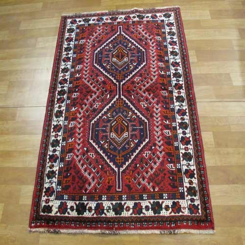 فرش دستباف - خرید و قیمت فرش دستباف شيراز طرح ۲ ترنج سایز ذرع و نيم رنگ زمینه لاكي رنگ حاشیه كرم کد ۳۸۴۴۸ - هنرظریفر