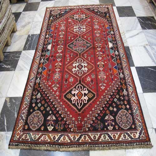 خرید و قیمت - فرش دستباف شيراز طرح ۵ ترنج سایز پرده اي رنگ زمینه لاكي رنگ حاشیه كرم کد ۳۸۶۱۸ - هنرظریف