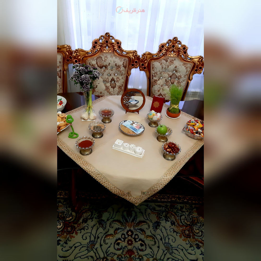 رومیزی مربع مخمل سنگ دوزی طلایی زرشکی ۷۰×۷۰ دست دوز بی نظیر