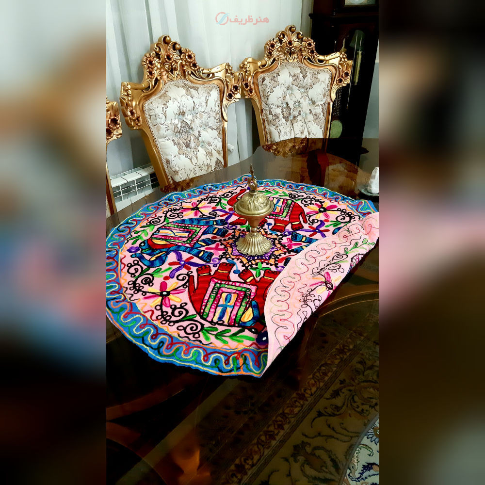 نمای شبیه‌سازی شده از رومیزی روی میز پذیرایی با ظروف چیده شده برای نمایش مقیاس و کاربرد.