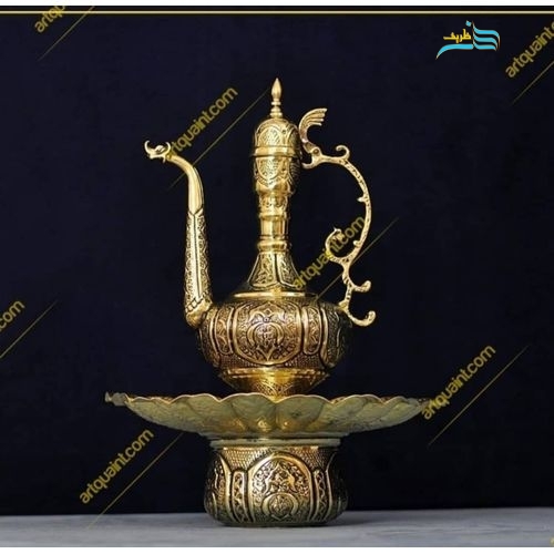 نمای نزدیک از قلمزنی اعلاء و طرح اسلیمی نفیس روی بدنه برنجی آفتابه لگن.