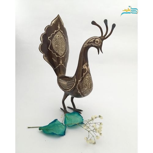 نمای نزدیک از نقره‌کوبی درخشان و با کیفیت روی بدنه طاووس.
