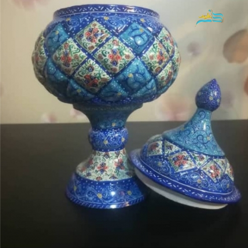 نمای نزدیک طرح و نقش میناکاری روی بدنه مسی قندان شیک