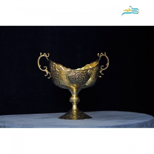 نمای روبه‌روی کشکول کعب‌دار با نقش گل و مرغ و جزئیات قلم‌زنی روی بدنه.