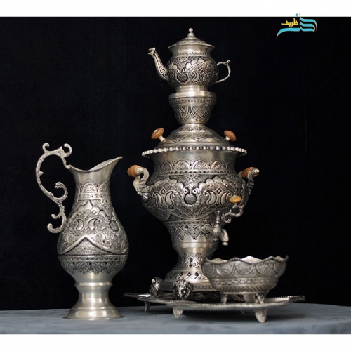 نمای نزدیک سماور برنجی قلم‌زنی اعلاء با روکش نقره و پوشش کوره‌ای.