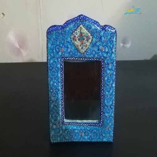 نمای نزدیک جزئیات ظریف میناکاری و لعاب روی بدنه مسی هفت سین.