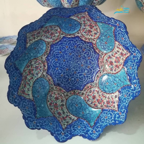 نمای نزدیک جزئیات میناکاری و لعاب روی بدنه مسی آجیل‌خوری.