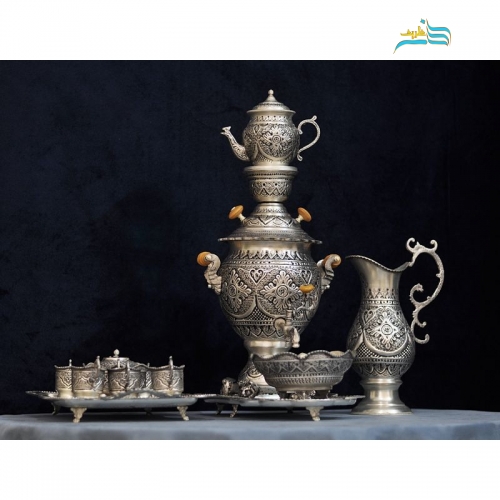 نمای کامل سرویس سماور و چای‌خوری برنجی قلم‌زنی با روکش نقره.