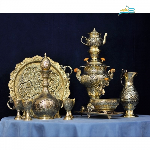 نمای کامل سرویس سماور ۵ لیتری، قوری و شربت‌خوری برنجی قلم‌زنی با سیاه‌قلم.