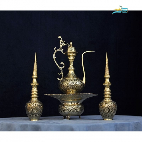 نمای نزدیک تنگ شاخدار برنجی با جزئیات ظریف قلم‌زنی و ریزقلم.
