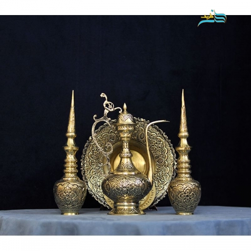 نمای نزدیک از ریزقلم و جزئیات ظریف نقش‌های قلم‌زنی روی بدنه برنجی.