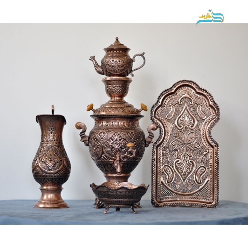 نمای نزدیک جزئیات قلم‌زنی اعلاء روی بدنه برنجی سماور.