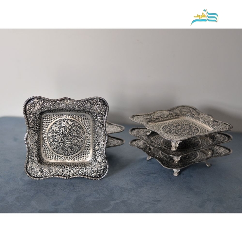 نمای زاویه‌دار سرویس پذیرایی برنجی با نمایش فرم، طراحی و جزئیات هنری.