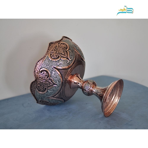نمای نزدیک از سطح ظرف برای نمایش کیفیت روکش کوره‌ای و درخشش آن.