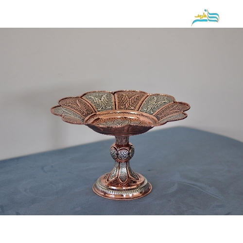 نمای کامل از شیرینی‌خوری قلمزنی برنجی با آبکاری مس و نقره، نمایش فرم، ارتفاع و زیبایی کلی آن.