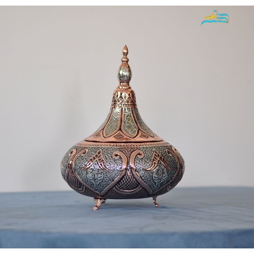 نمای کامل از گز‌خوری قلمزنی برنجی با آبکاری مس و نقره، نمایش فرم، ارتفاع و زیبایی کلی آن.