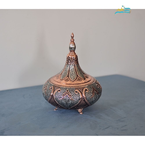 نمای نزدیک از سطح ظرف برای نمایش کیفیت روکش کوره‌ای و درخشش آن.
