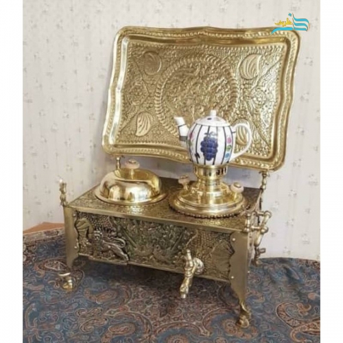 نمای ماکرو از قلمکاری بسیار ظریف و هنرمندانه روی بدنه برای نمایش جزئیات و کیفیت کار.