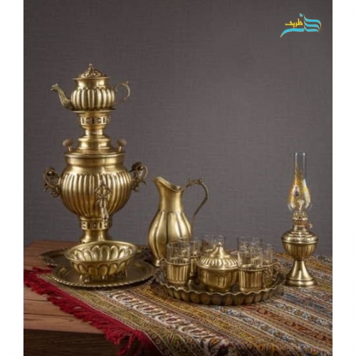 نمای کامل از سرویس سماور سه لیتری، شش استکان، قوری و چراغ سنتی در کنار هم.