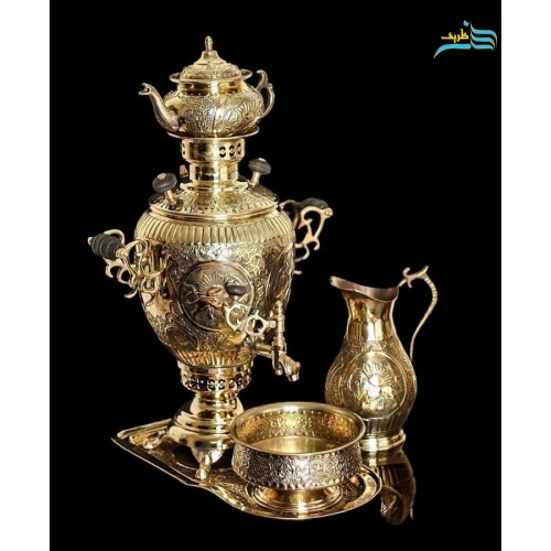 نمای کامل از سرویس سماور چهار لیتری مدل آناناسی با پارچ، سینی، جام و قوری در کنار هم.