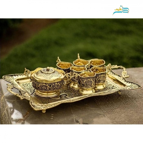 نمای نزدیک از چایخوری برنجی طلایی با سیاه قلم
