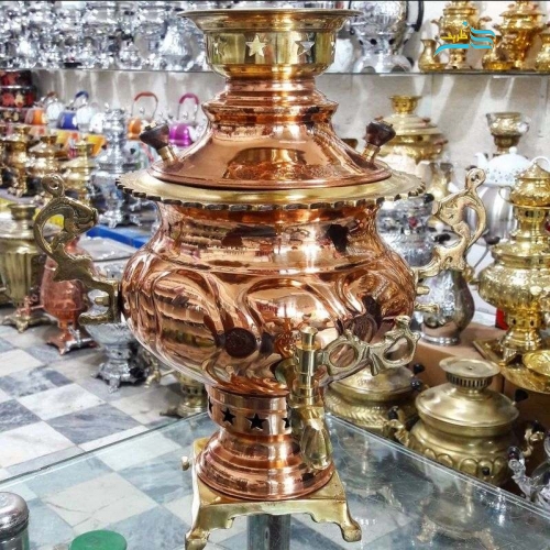 نمای کامل از سماور ذغالی چهار لیتر با ترکیب مس و برنج و لبه ریخته گری برنجی.
