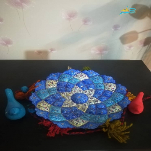 نمای کامل از بشقاب ۲۵ سانتی با میناکاری زیبا و لعاب درخشان.