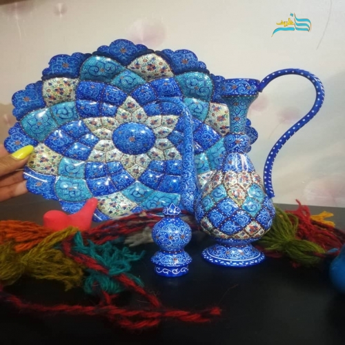 نمای کامل از گلاب‌پاش و بشقاب میناکاری ۲۵ سانتی با لعاب درخشان.