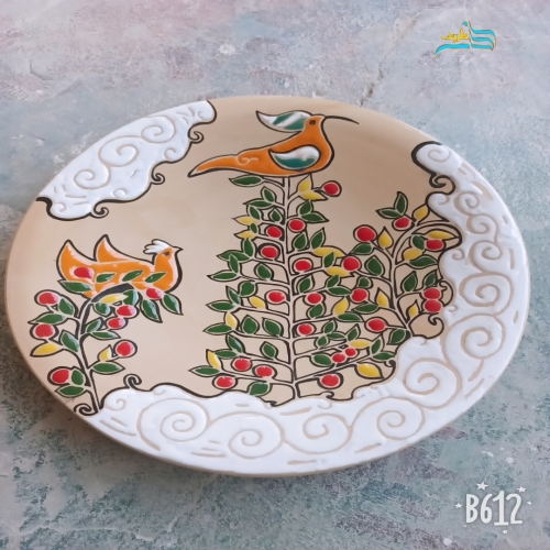نمای کامل از بشقاب دیوارکوب با نقاشی لعابی، نمایش فرم دایره‌ای، رنگ‌ها و زیبایی کلی اثر.