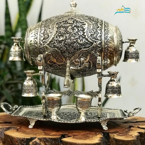 نمای کامل از بشکه شربت خوری با طرح گیلاسی، قلمزنی سیاه قلم و آبکاری نقره درخشان.