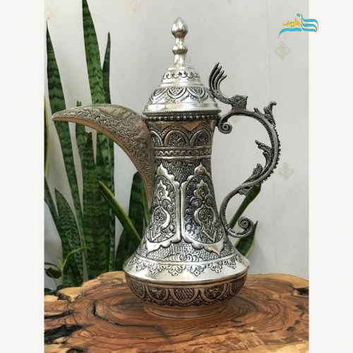 نمای کامل از قهوه جوش برنجی با قلمزنی برجسته و آبکاری نقره درخشان، نمایش فرم و زیبایی کلی.