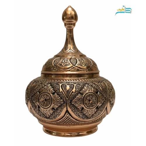 نمای کامل از شکلات خوری گزخوری مسی با قلمزنی برجسته، نمایش فرم، ارتفاع ۳۰ سانتی و زیبایی کلی.