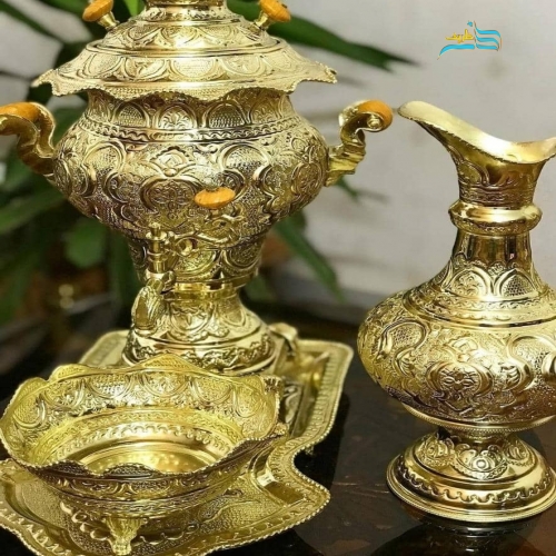 نمایش جزئیات ساخت دست‌ساز و ظرافت کار روی بدنه سماور.