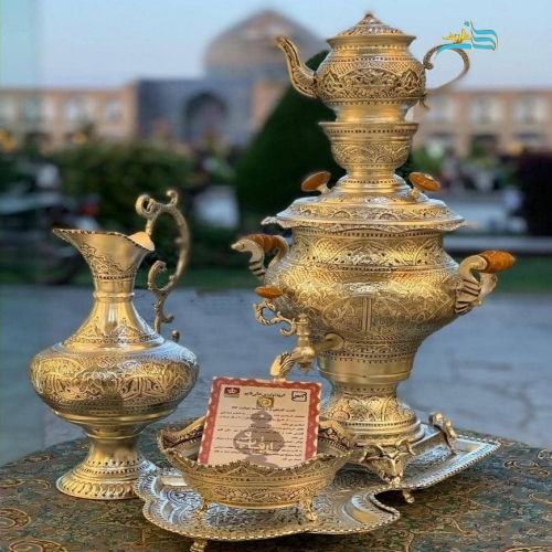 نمای کامل از سرویس سماور برنجی با سیاه قلم و آبکاری نقره، نمایش فرم، درخشش و زیبایی کلی.
