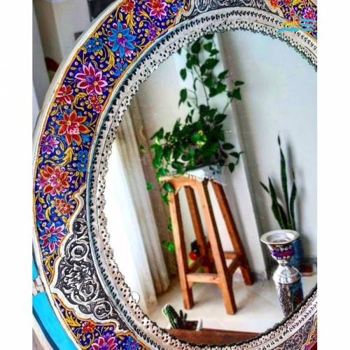 نمای ماکرو از قلمزنی گل و مرغ سیاه قلم و نقاشی دستی برای نمایش ظرافت و کیفیت.