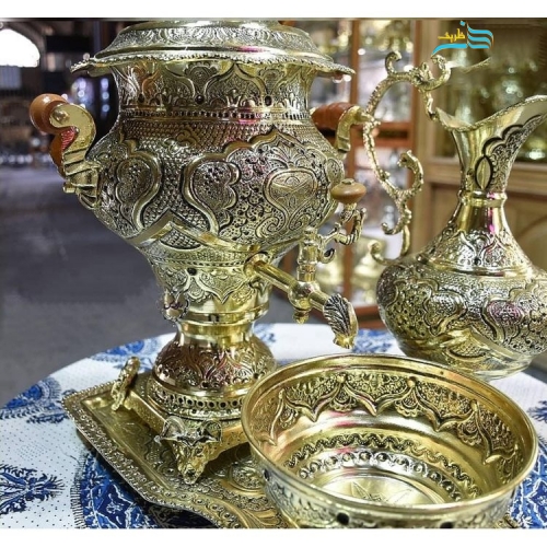 نمای اختصاصی از لعابکاری طلایی برای نمایش درخشش و کیفیت آن.
