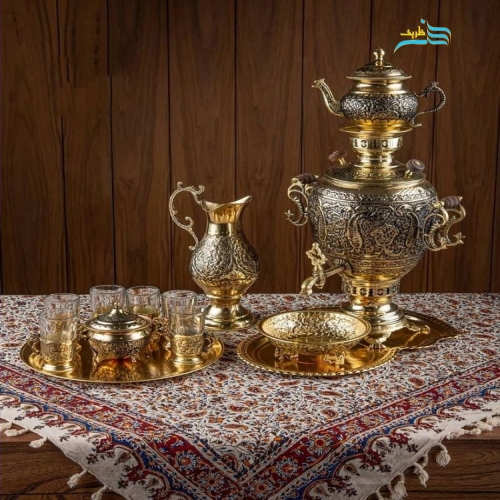 نمای کامل از سرویس سماور برنجی با قلمزنی گل و مرغ و لعاب طلایی، نمایش فرم، درخشش و زیبایی کلی.