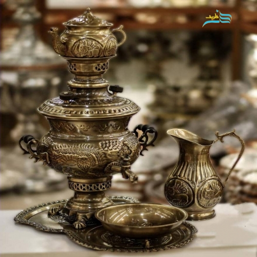نمای کامل از سرویس سماور برنجی با قلمزنی غرق و ریز، نمایش فرم، درخشش و زیبایی کلی.
