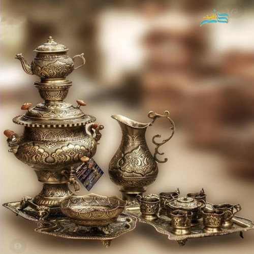 نمای کامل از سرویس شامل سماور ۴ لیتری و چایخوری با ریز قلم و آنتیک شده، نمایش هماهنگی و زیبایی کلی.