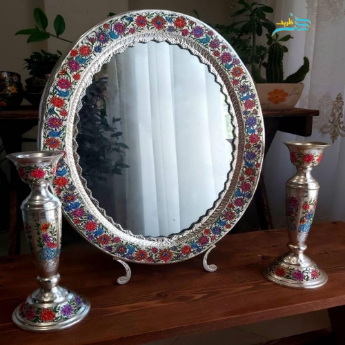 نمای کامل از آینه شمعدان با روکش نقره، قلمزنی و نقاشی دستی، نمایش هماهنگی و زیبایی کلی.
