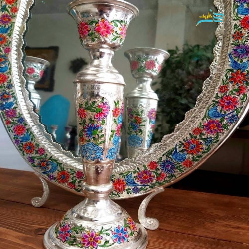 نمای اختصاصی از نقاشی دستی زیبا روی محصول برای نمایش کیفیت و هنر.