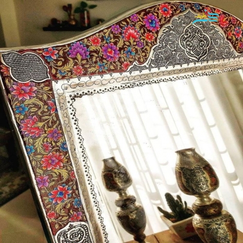 نمای ماکرو از قلمزنی ریز و غرق قلم با ظرافت بالا برای نمایش کیفیت.