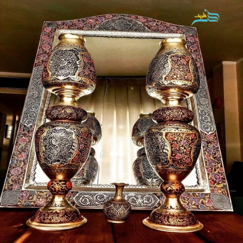 نمای کامل از آینه و لاله برنجی با نقاشی دستی و روکش نقره، نمایش هماهنگی و زیبایی کلی.
