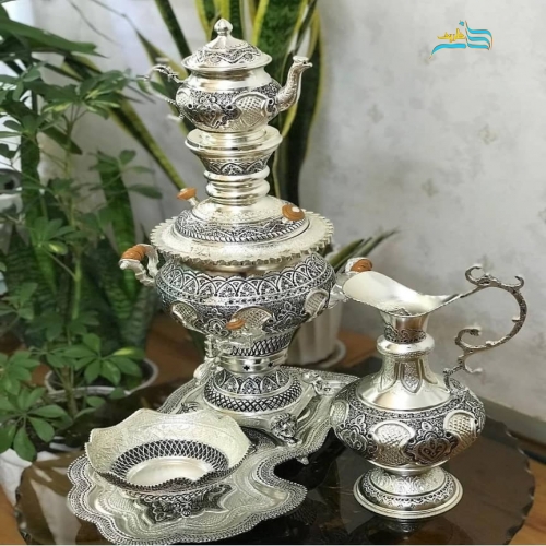 نمای کامل از سرویس سماور با آبکاری نقره و قلمزنی فوق‌برجسته، نمایش فرم، ارتفاع ۶۶ سانتی و زیبایی کلی.